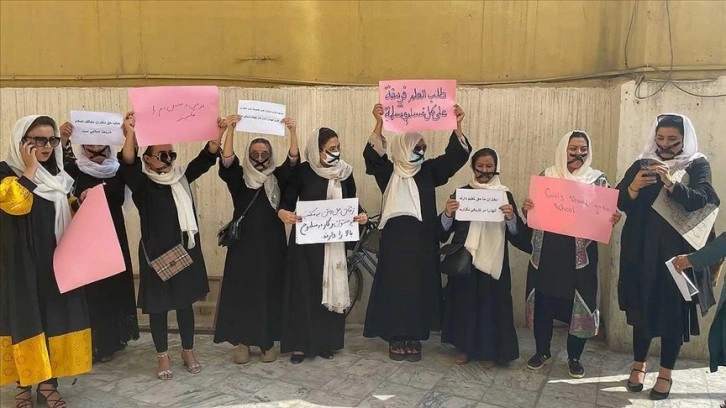 Afgan kadınları eğitim hakları için 