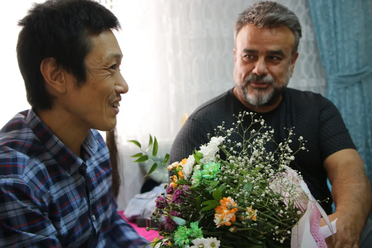 Bülent Serttaş, Elazığlı ailenin evinde misafir ettiği Japon turisti ziyaret etti