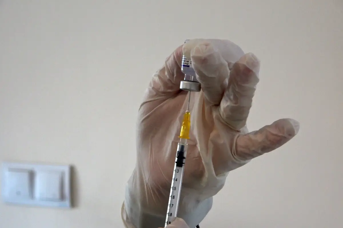 Fransa'da Covid-19 aşısı olmayan yaklaşık 3 bin sağlık çalışanı işten uzaklaştırıldı