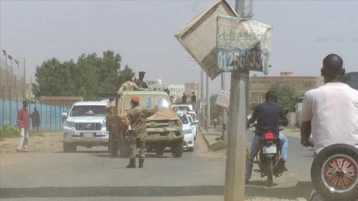 Sudan'da kontrol altına alınan darbe girişiminde zırhlı askeri birlikleri ikna çabaları sürüyor