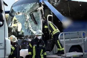 Almanya’da yolcu otobüsü yoldan çıktı: 16 yaralı
