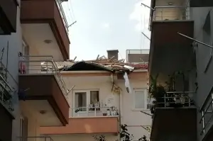 Ankara’da şiddetli rüzgar binanın çatısını uçurdu