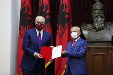 Arnavutluk'ta yeni hükümet yemin etti