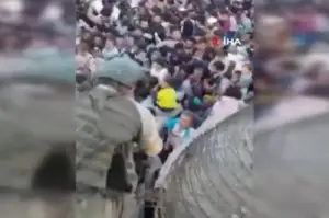 Azerbaycan askerleri Afgan çocuklara kucak açtı