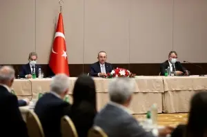Bakan Çavuşoğlu, Sırbistan'da Türk iş adamlarıyla görüştü