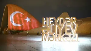 Bakü'deki Haydar Aliyev Merkezi'nin dış cephesine Türk bayrağı yansıtıldı