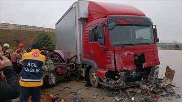 Bursa'da kamyona çarpan otomobildeki 5 ad öldü