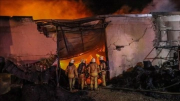 Çatalca'da ortak fabrikada çıkan ve komşu fabrikaya da sıçrayan yangın söndürüldü