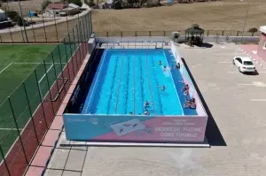 Çocuklar yüzme öğrensin diye 40 günde yüzme havuzu kuruldu