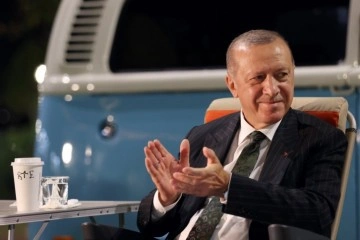 Cumhurbaşkanı Erdoğan, Mersin'de gençlere şarkı söyledi