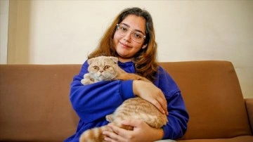 Depremde vurulan Sena, 19 devir sonradan kurtarılan kedisi "Zeno"yu yanından ayırmıyor