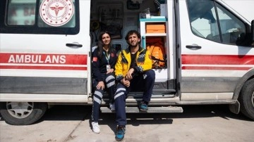 Depremi canlı sağlık personeli çift, acılarını birlikte yana bırakıp desteğe koştu