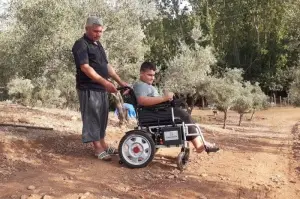 Doğuştan yürüme engelli Mehmet yol istiyor