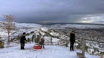 Elazığ'da kar manzarası bağlı olmak arzu edenler soluğu zamanı mahallede alıyor