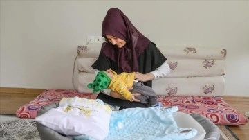 Enkazda ölen annesinin koruma bulunduğu 53 günce bebeğe mazot üvey anne yapıyor