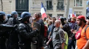 Fransa'da hükümetin Kovid-19 ile mücadele politikası karşıtı gösterilere polis müdahale etti