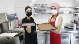 Girişimci anne kız el yapımı çikolatalarıyla ağızları tatlandırıyor