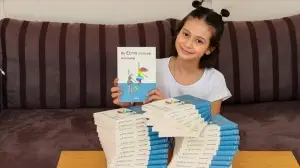 Kemik kanserini yenen 10 yaşındaki Ecrin, kitabını 'mutlu son'la tamamladı