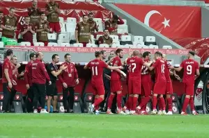 Milliler gol sevincini Şenol Güneş ile paylaştı