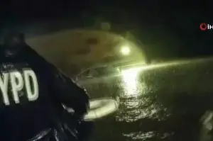 New York’ta sel sularında aracında mahsur kalan sürücüyü polis kurtardı