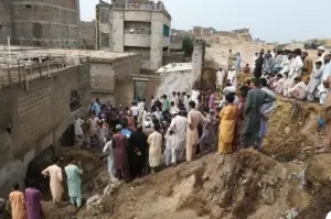 Pakistan’da çatı çöktü: 4 ölü