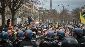 Paris'te sarı yelekliler hükümetin emeklilik reformuna için tanıtım gösterisi düzenledi