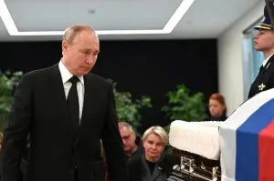 Putin, tatbikatta ölen Rus Bakan Ziniçev’in veda törenine katıldı