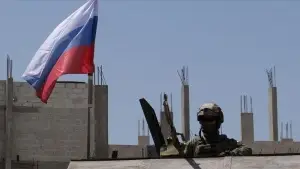 Rus askerleri, Dera'da ara buluculuk ettikleri anlaşmayla Esed rejiminin kuşattığı mahalleye gi