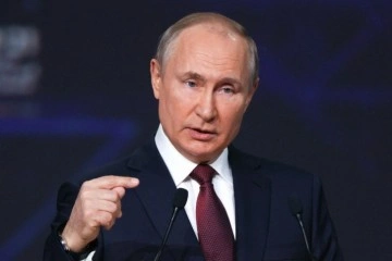 Rusya'da, Putin'in partisi zafer ilan etti