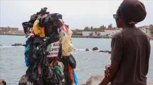 Senegal'in 'Plastik Adamı', Dakar sokaklarında plastik atıklarla savaşıyor