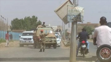 Sudan'da kontrol altına alınan darbe girişiminde zırhlı askeri birlikleri ikna çabaları sürüyor