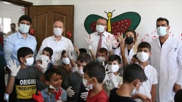 Suriye'nin kuzeyindeki poliklinikte yetim ve öksüz çocuklar için boyama etkinliği düzenlendi