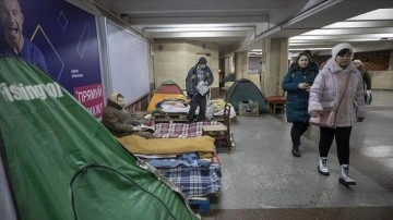 Ukrayna'da kimi insanoğlu savaş dolayısıyla müşterek senedir yer altı treni istasyonlarında yaşıyor