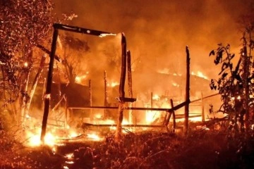 Yunanistan'ın Sisam Adası'ndaki göçmen kampında yangın